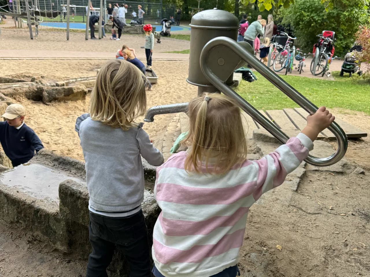 Spielplatz Trenknerweg – Kinder spielen im Grünen