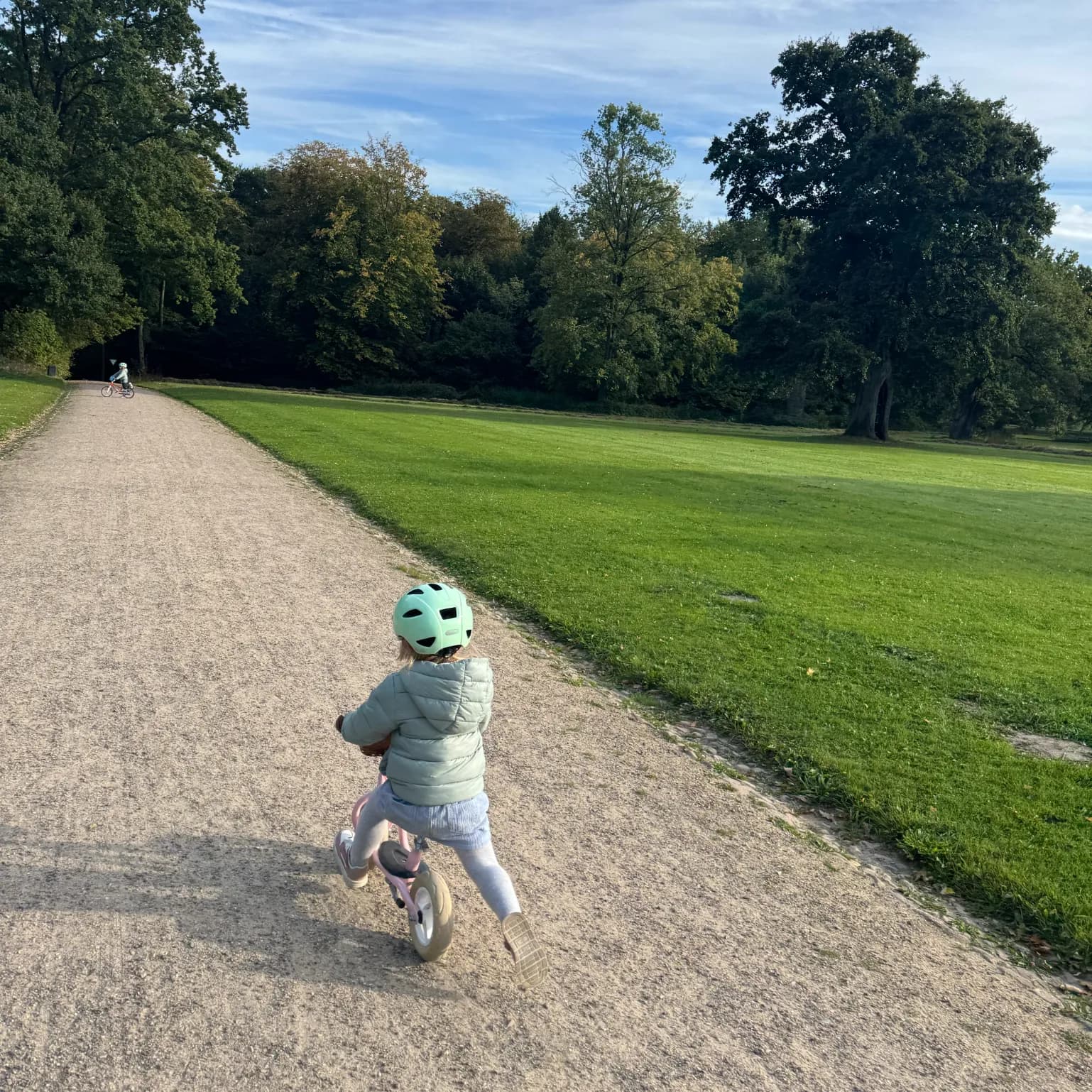 Wasserspielplatz Hamburg – Kinder planschen im Sommer