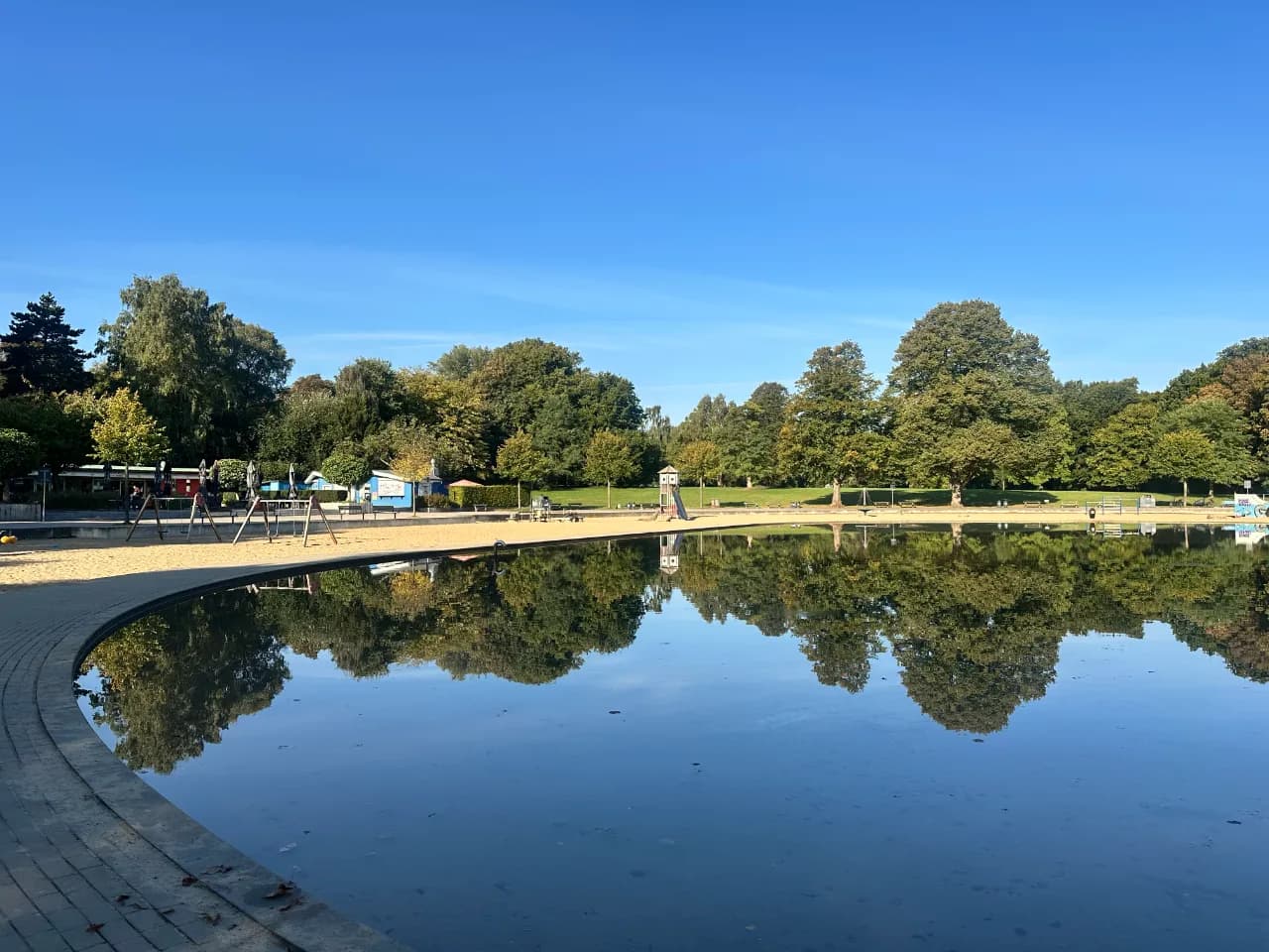 Spielplatz Trenknerweg – Kinder toben am Wasser