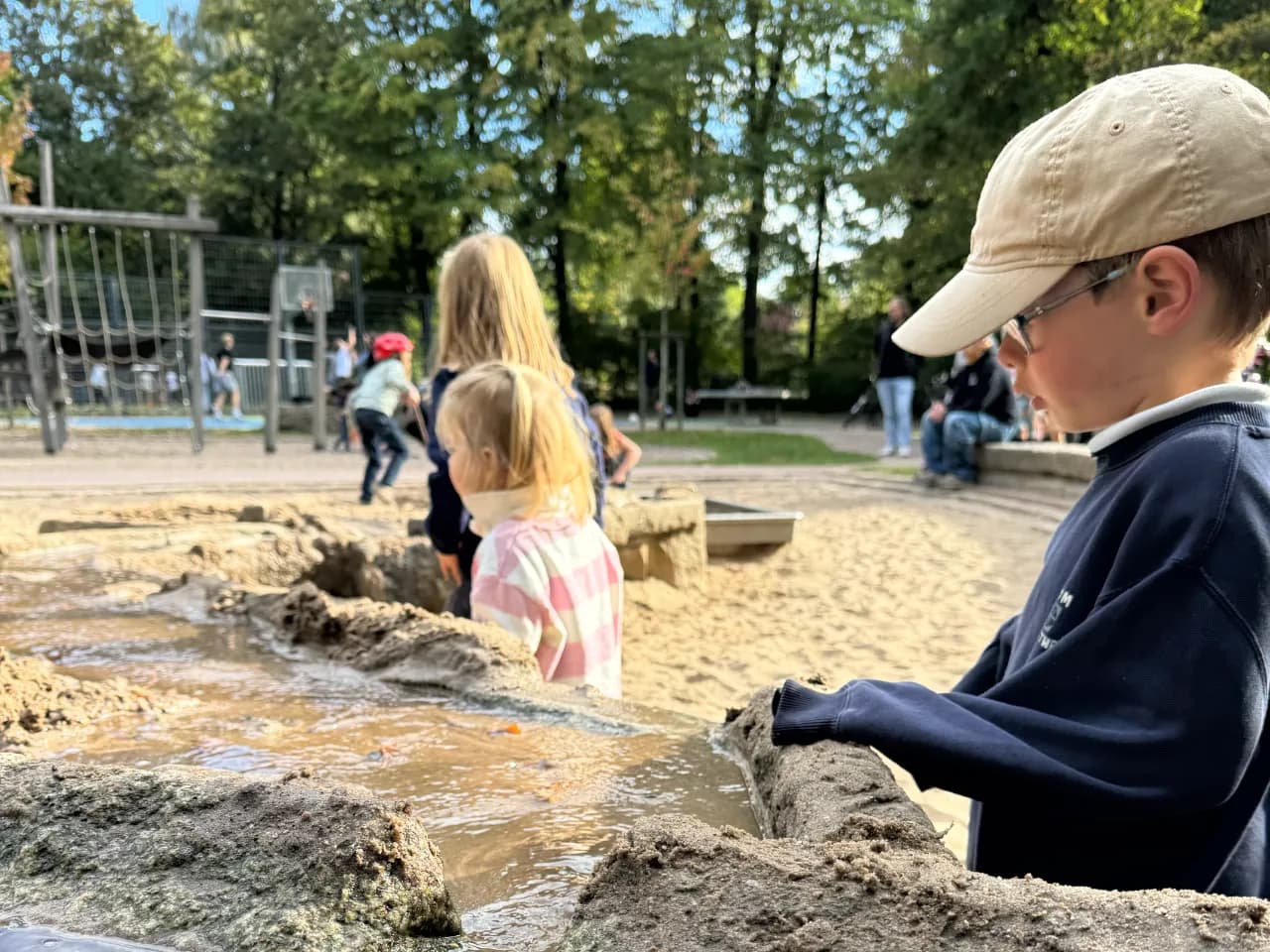Spielplatz Trenknerweg – Sicher spielen am Wasser