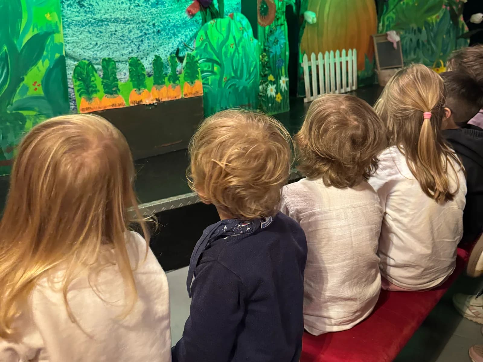 Familie nutzt ein Indoor-Angebot am Montag