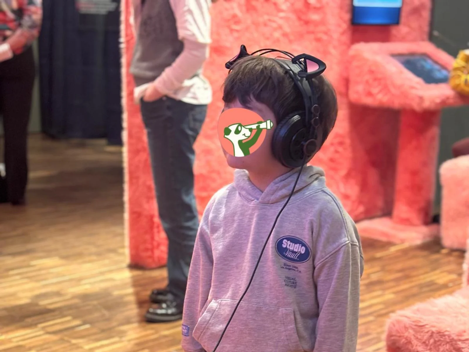 Familie nutzt Audioguides